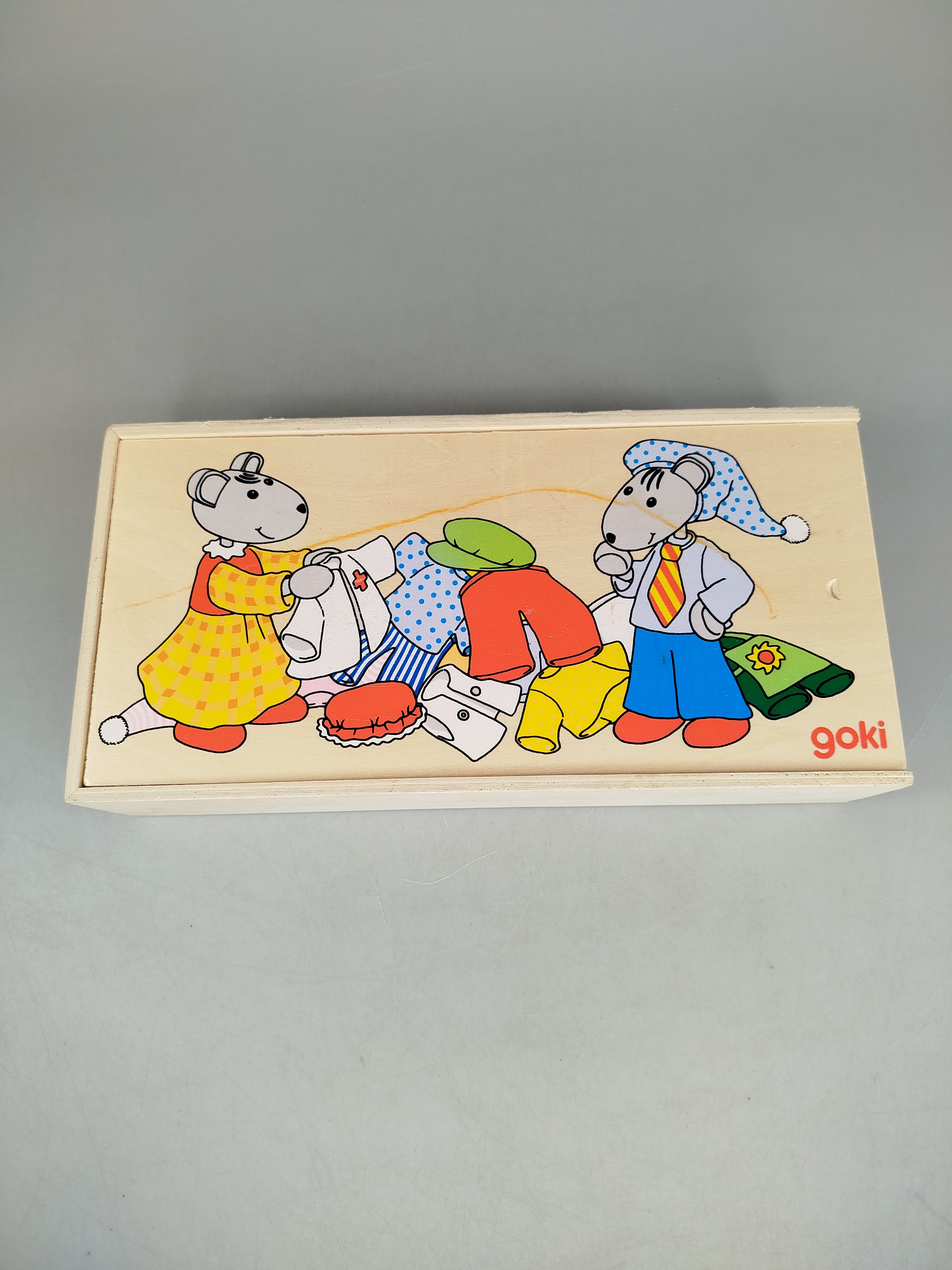 Goki Holzspielzeug-Set – Mäuse mit Kleidung in Holzbox, OVP
